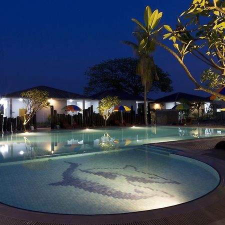 Triumph Hotel Mandalay Buitenkant foto