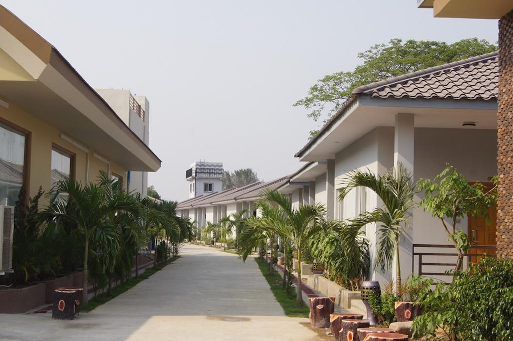 Triumph Hotel Mandalay Buitenkant foto