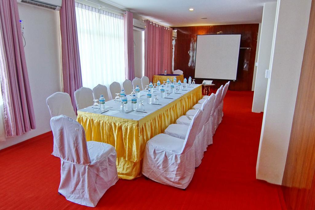 Triumph Hotel Mandalay Buitenkant foto