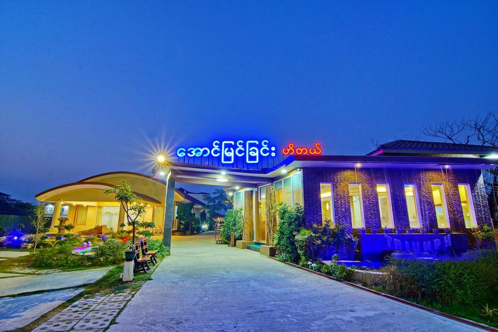Triumph Hotel Mandalay Buitenkant foto