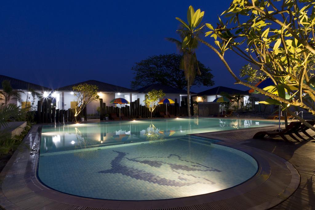 Triumph Hotel Mandalay Buitenkant foto