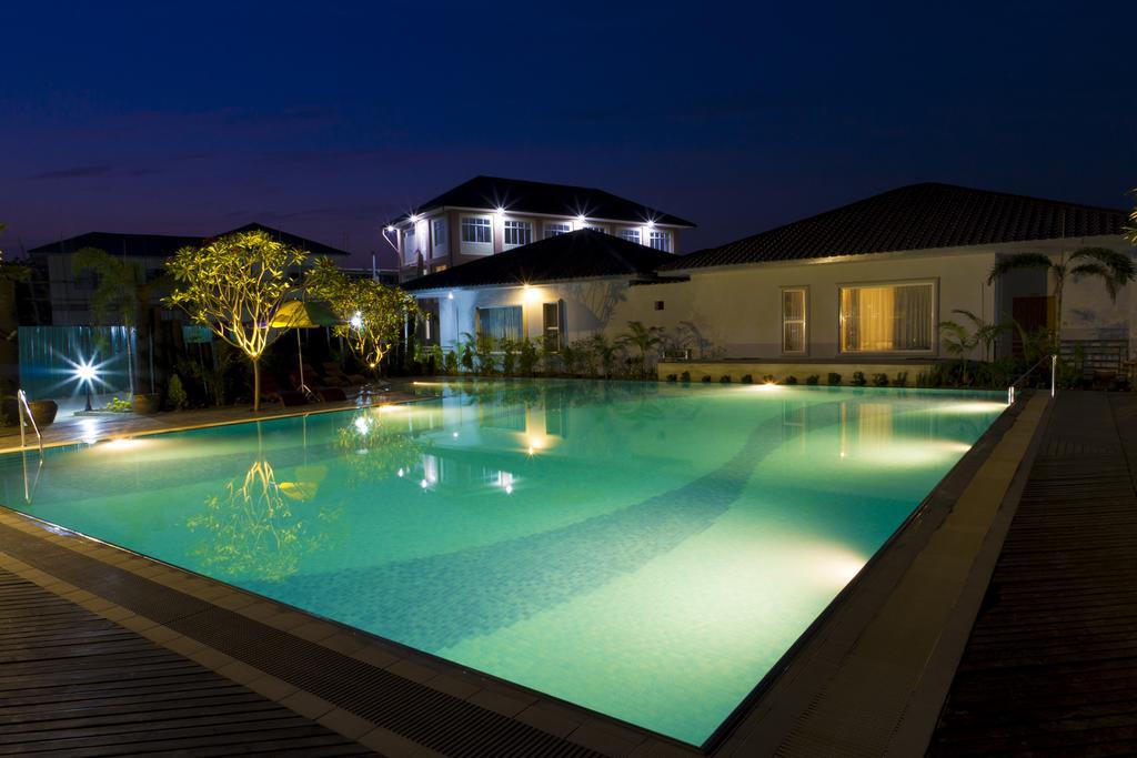 Triumph Hotel Mandalay Buitenkant foto