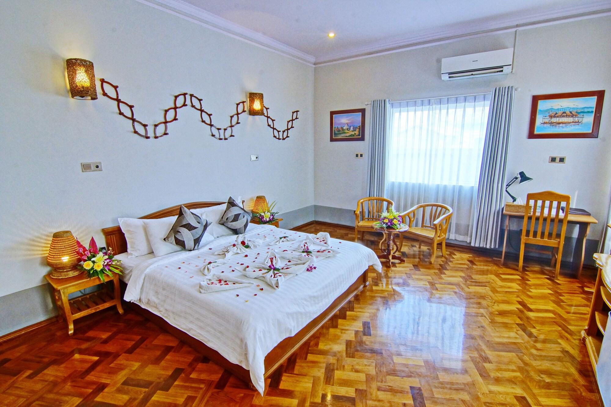 Triumph Hotel Mandalay Buitenkant foto