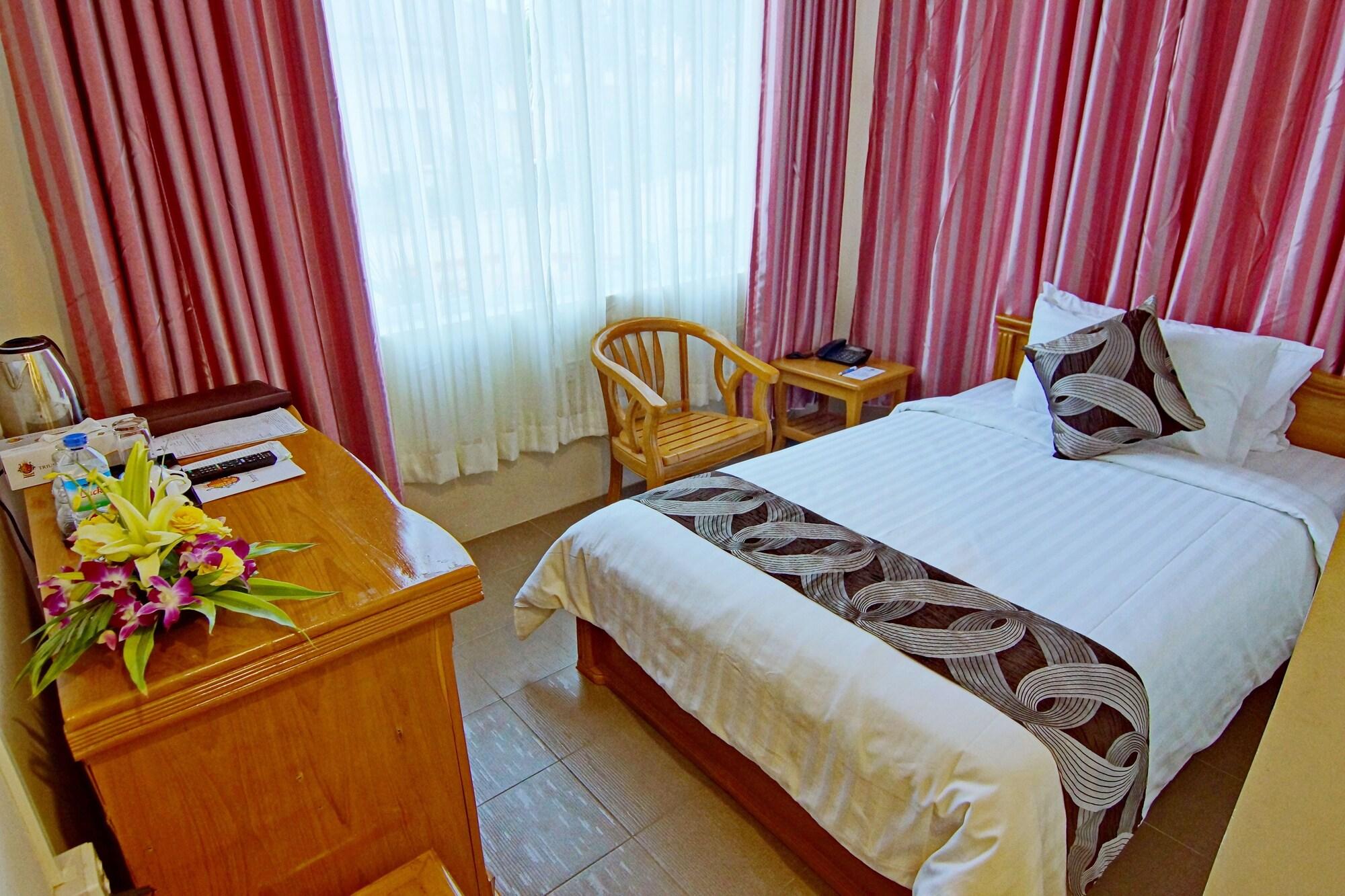 Triumph Hotel Mandalay Buitenkant foto