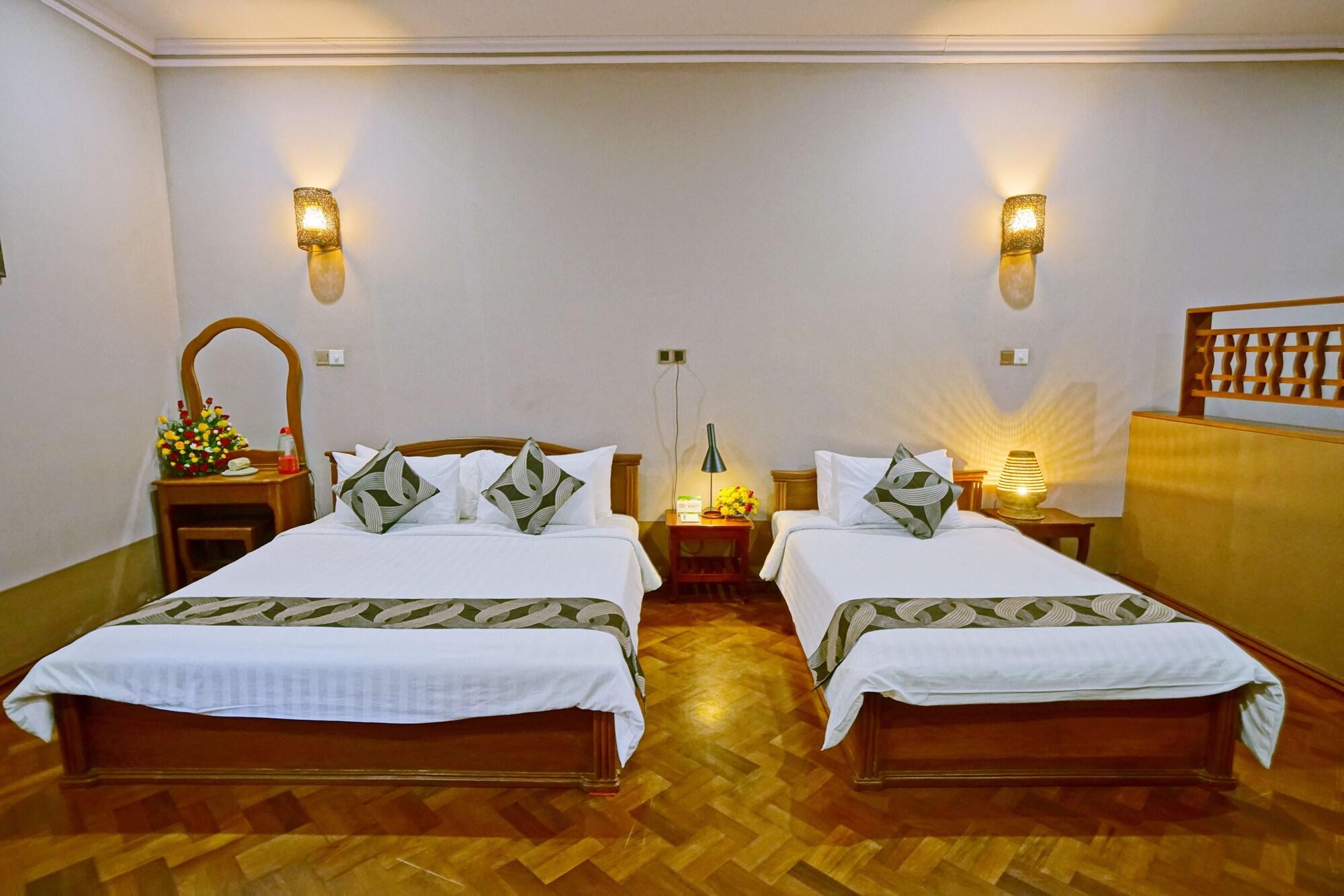 Triumph Hotel Mandalay Buitenkant foto