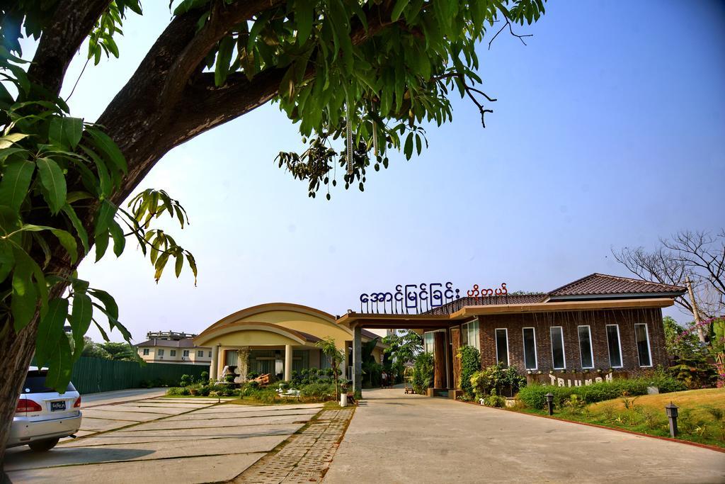 Triumph Hotel Mandalay Buitenkant foto