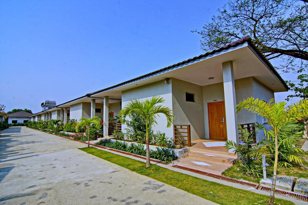 Triumph Hotel Mandalay Buitenkant foto