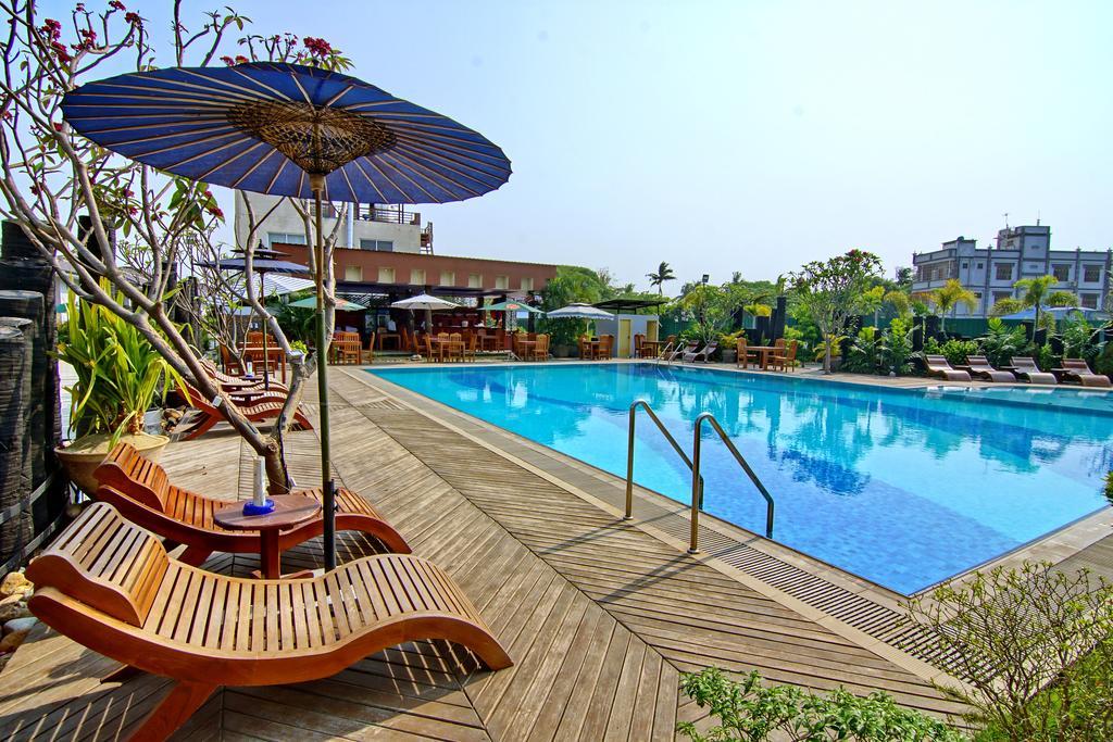 Triumph Hotel Mandalay Buitenkant foto