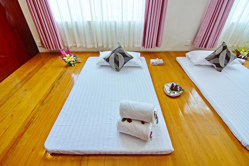 Triumph Hotel Mandalay Buitenkant foto