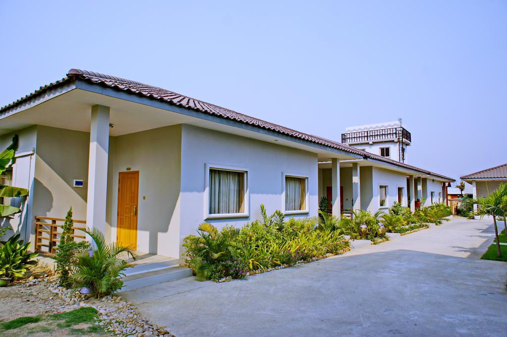 Triumph Hotel Mandalay Buitenkant foto