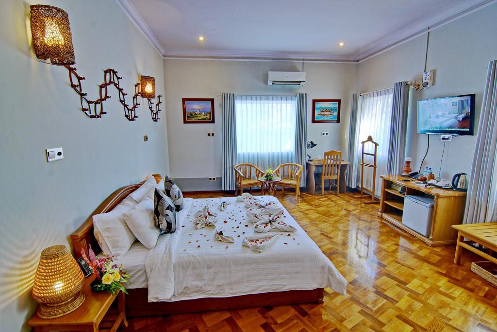 Triumph Hotel Mandalay Buitenkant foto