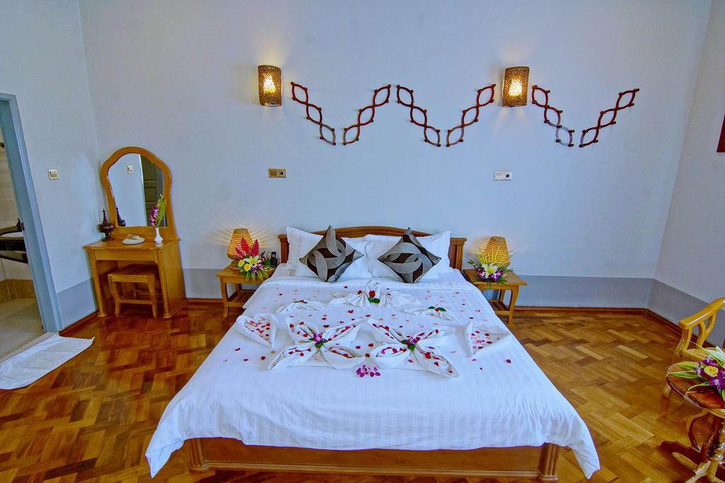 Triumph Hotel Mandalay Buitenkant foto
