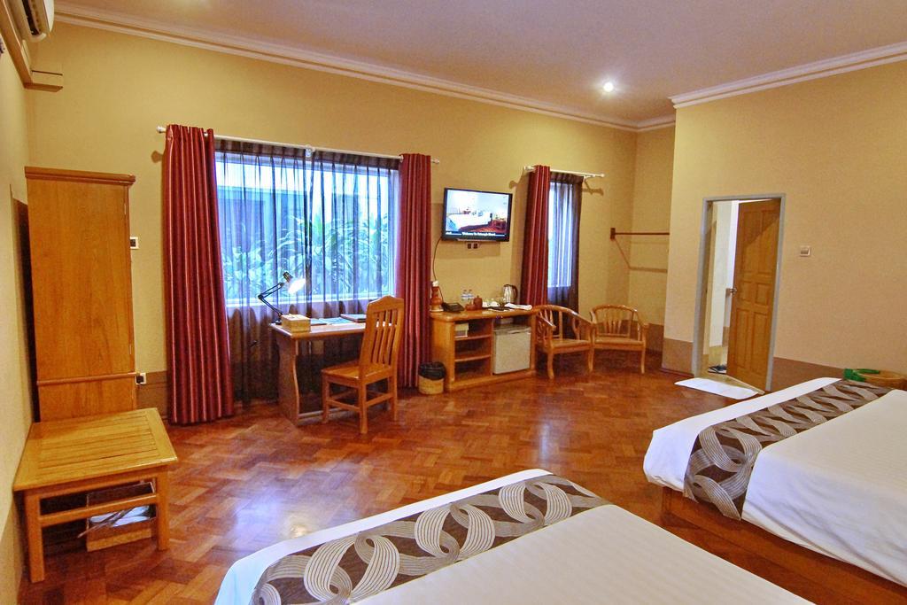 Triumph Hotel Mandalay Buitenkant foto