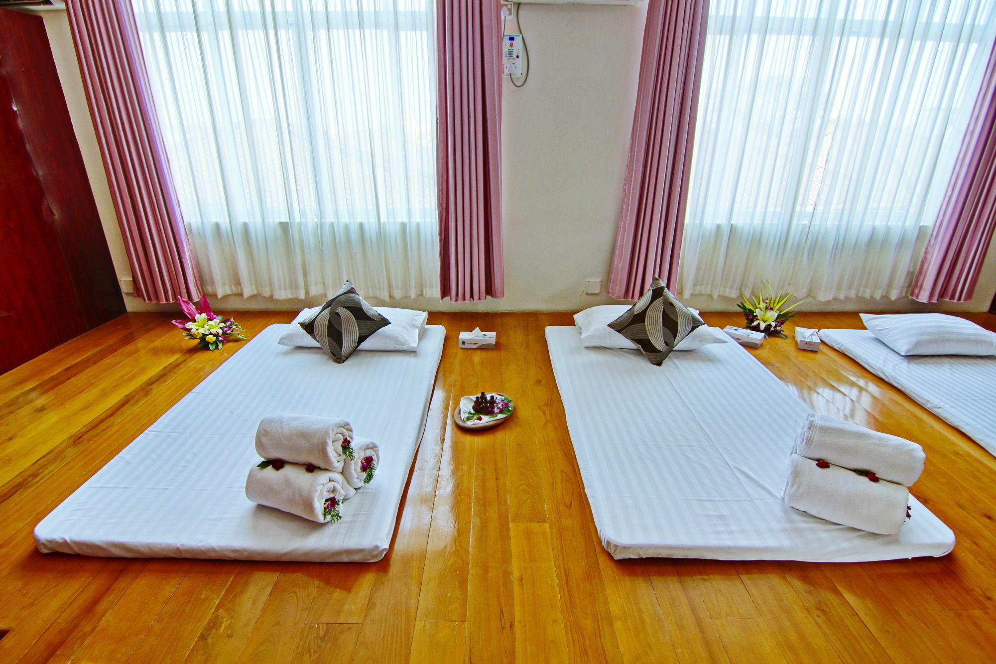 Triumph Hotel Mandalay Buitenkant foto