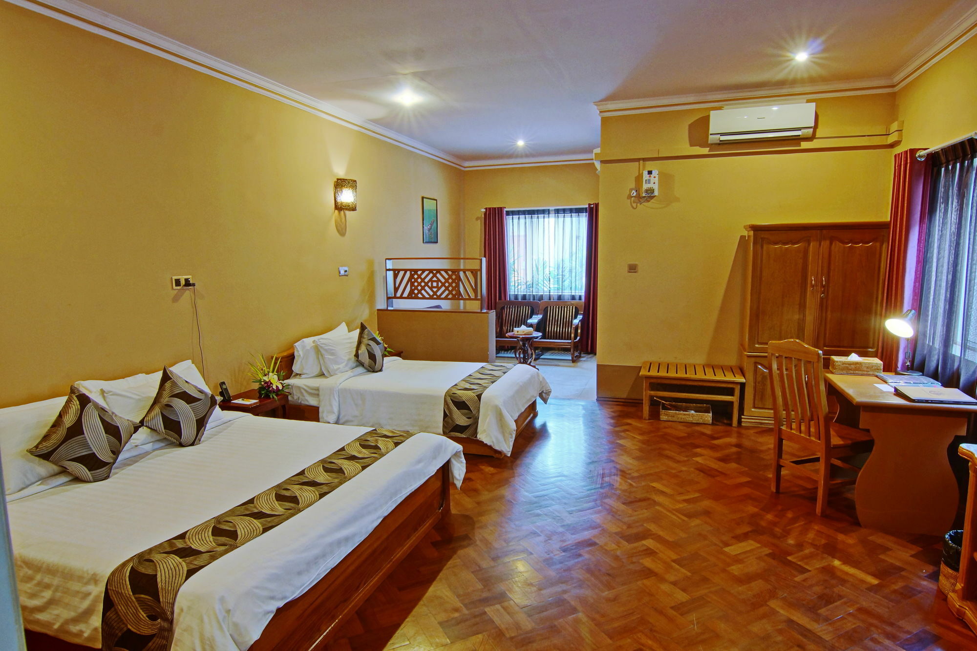 Triumph Hotel Mandalay Buitenkant foto