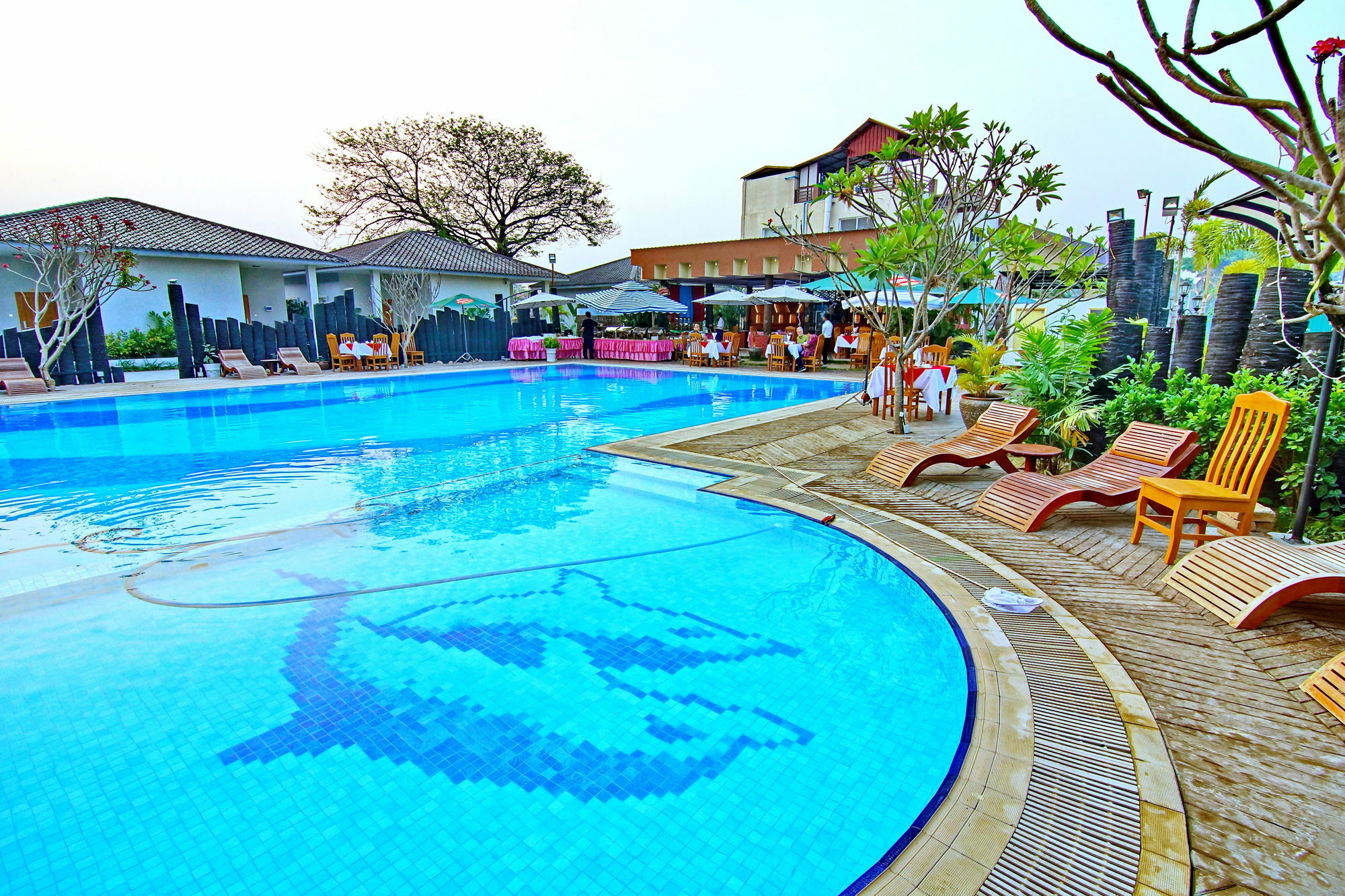 Triumph Hotel Mandalay Buitenkant foto