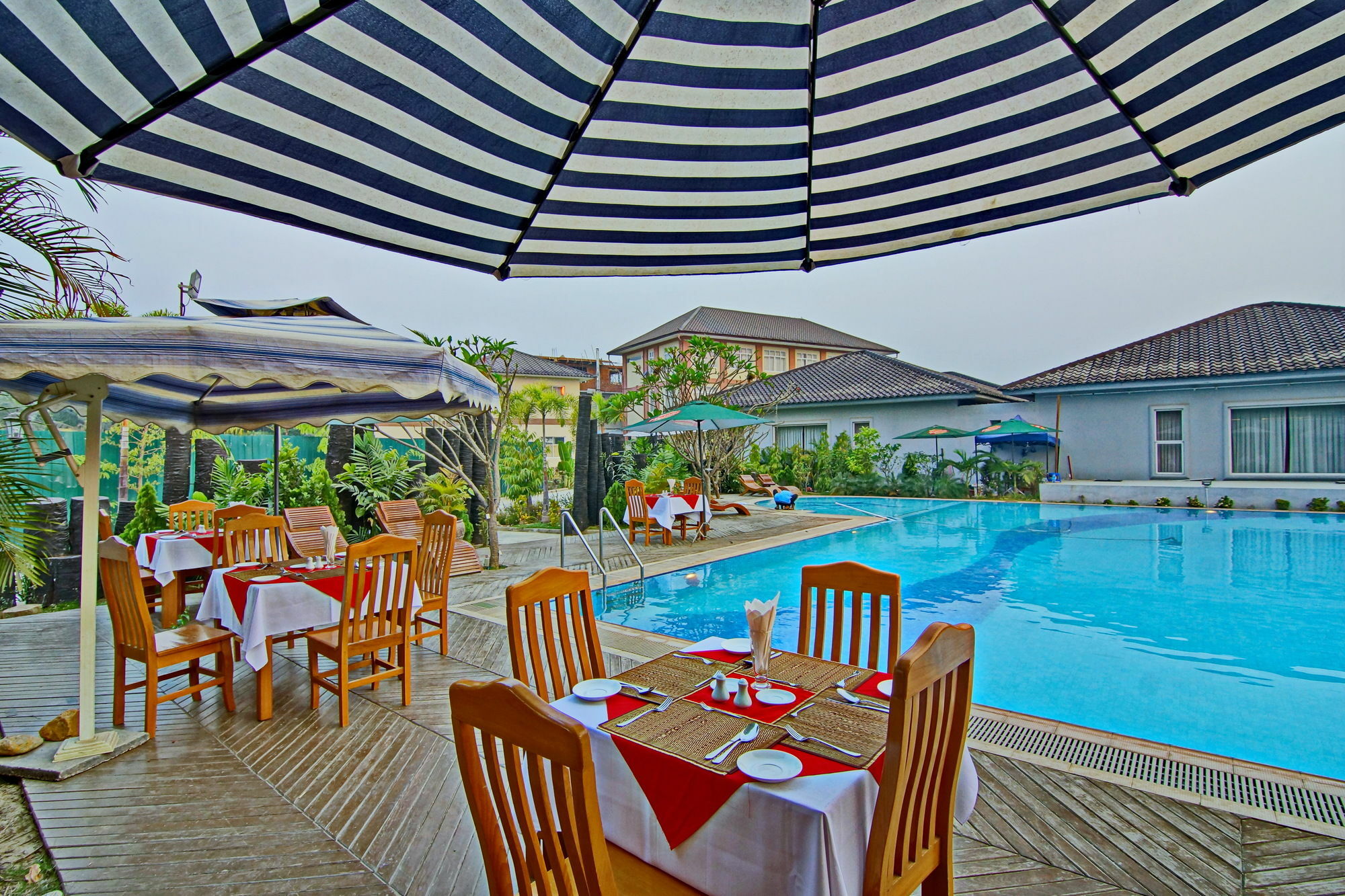 Triumph Hotel Mandalay Buitenkant foto