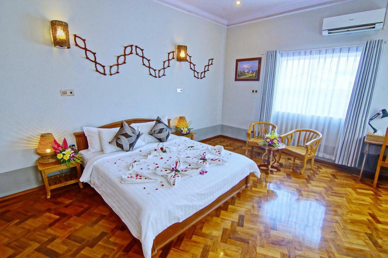 Triumph Hotel Mandalay Buitenkant foto